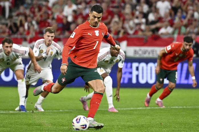 Ronaldo kh&ocirc;ng c&ograve;n &ldquo;bất khả x&acirc;m phạm&rdquo; ở tuyển Bồ Đ&agrave;o Nha - Ảnh 1.