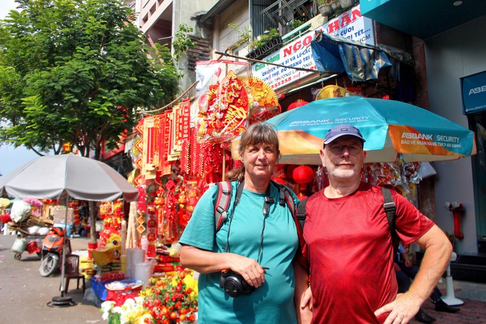 Du kh&aacute;ch quốc tế th&iacute;ch th&uacute; trải nghiệm kh&ocirc;ng kh&iacute; Tết ở TP HCM  - Ảnh 7.