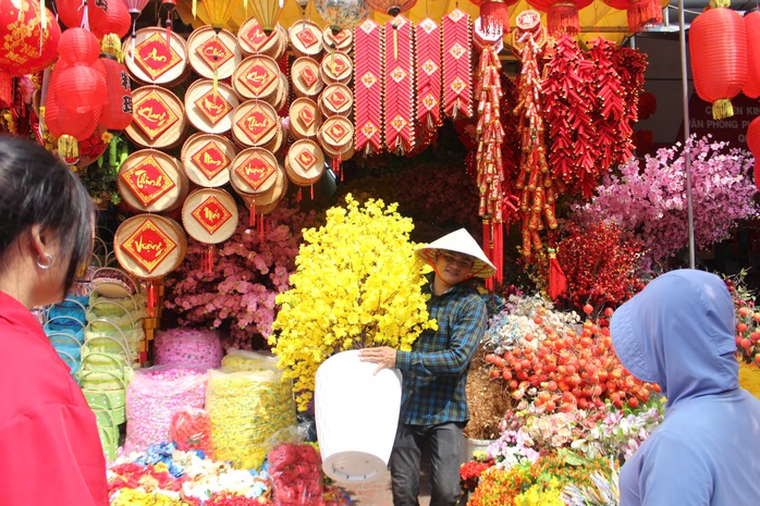 Du kh&aacute;ch quốc tế th&iacute;ch th&uacute; trải nghiệm kh&ocirc;ng kh&iacute; Tết ở TP HCM  - Ảnh 1.