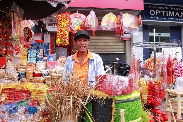 Du kh&aacute;ch quốc tế th&iacute;ch th&uacute; trải nghiệm kh&ocirc;ng kh&iacute; Tết ở TP HCM  - Ảnh 5.