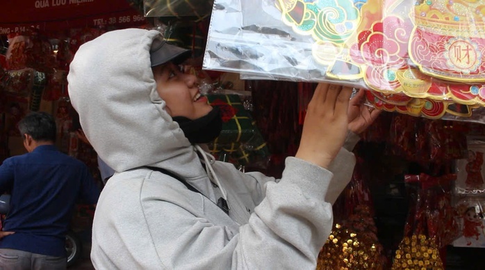 Du kh&aacute;ch quốc tế th&iacute;ch th&uacute; trải nghiệm kh&ocirc;ng kh&iacute; Tết ở TP HCM  - Ảnh 6.