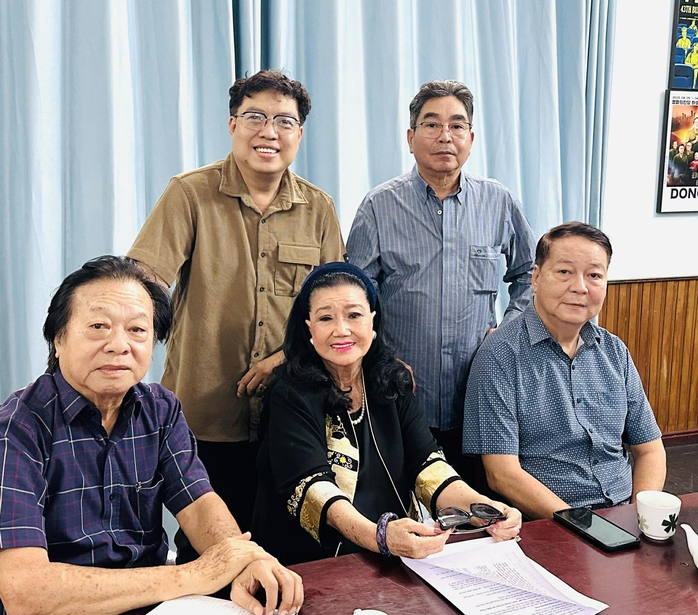 Kỳ nữ Kim Cương t&aacute;i diễn "L&aacute; sầu ri&ecirc;ng" tại tọa đ&agrave;m về s&acirc;n khấu kịch miền Nam - Ảnh 3.