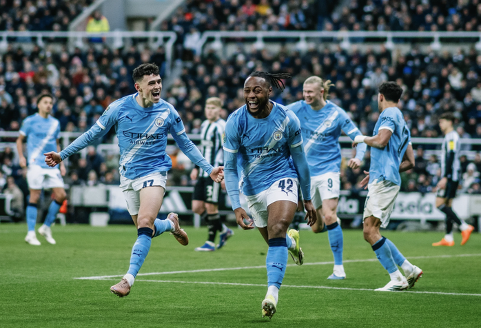 T&acirc;n binh Semenyo tỏa s&aacute;ng, Man City quật ng&atilde; Newcastle ở b&aacute;n kết League Cup - Ảnh 4.