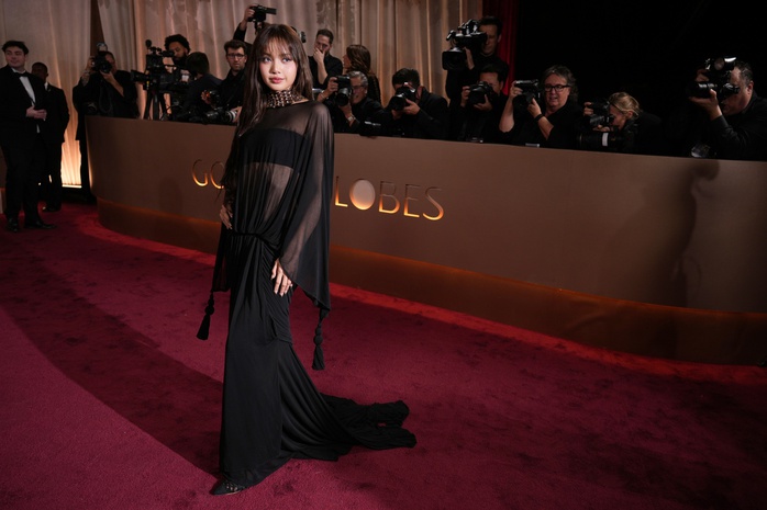 Diện mốt "đầm khỏa th&acirc;n", Lisa (Blackpink) bị ch&ecirc; mặc xấu tệ - Ảnh 3.