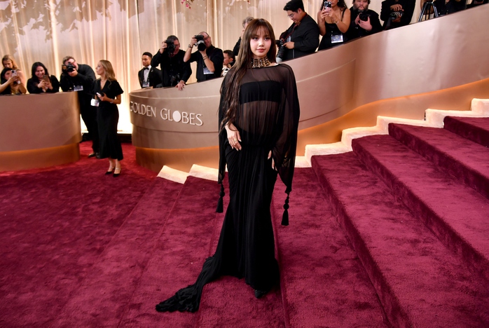 Diện mốt "đầm khỏa th&acirc;n", Lisa (Blackpink) bị ch&ecirc; mặc xấu tệ - Ảnh 2.