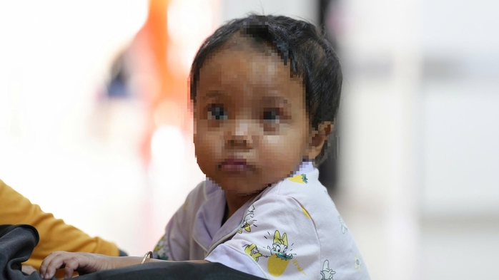 "Địa ngục" trần gian của b&eacute; g&aacute;i ruột gi&agrave; gi&atilde;n to gấp 6 lần b&igrave;nh thường - Ảnh 1.