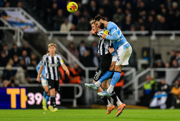 T&acirc;n binh Semenyo tỏa s&aacute;ng, Man City quật ng&atilde; Newcastle ở b&aacute;n kết League Cup - Ảnh 2.