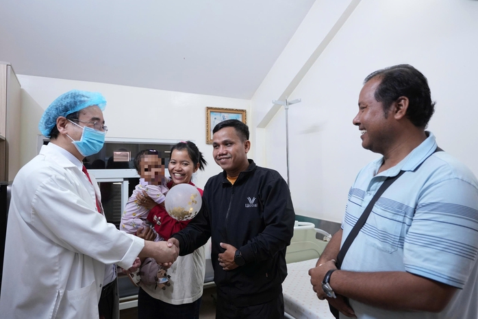 "Địa ngục" trần gian của b&eacute; g&aacute;i ruột gi&agrave; gi&atilde;n to gấp 6 lần b&igrave;nh thường - Ảnh 2.