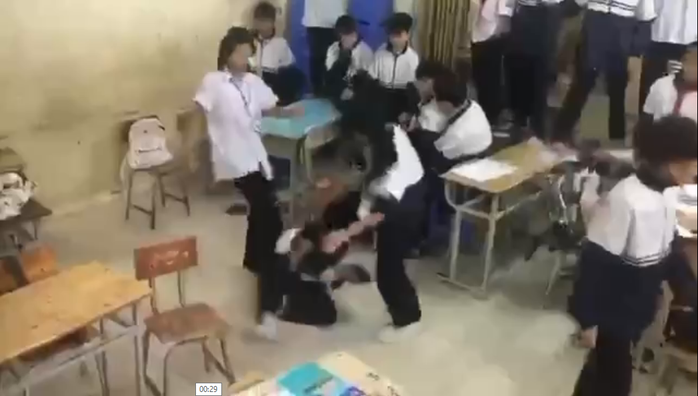 Nữ sinh lớp 7 bị đ&aacute;nh hội đồng trong lớp học: Sự việc g&acirc;y phẫn nộ tr&ecirc;n mạng x&atilde; hội - Ảnh 1.