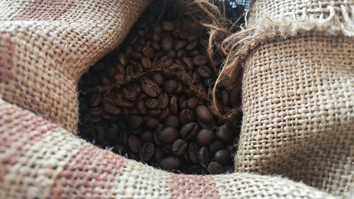 Gi&aacute; c&agrave; ph&ecirc; h&ocirc;m nay 13 - 1: Diễn biến gi&aacute; Robusta v&agrave; Arabica tr&aacute;i chiều - Ảnh 2.