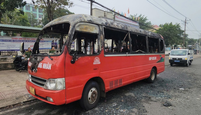 Ch&aacute;y xe đưa rước c&ocirc;ng nh&acirc;n ở Đồng Nai - Ảnh 1.