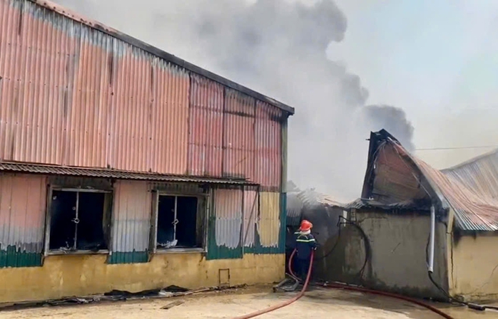 Cháy xưởng lao động dạy nghề tại Trại giam Quảng Ninh không gây thiệt hại về người - Ảnh 2. Cháy xưởng lao động dạy nghề tại Trại giam Quảng Ninh không gây thiệt hại về người - Ảnh 2.