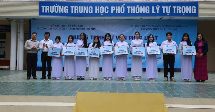 Tư vấn ph&aacute;p luật, hướng nghiệp cho học sinh THPT - Ảnh 1.