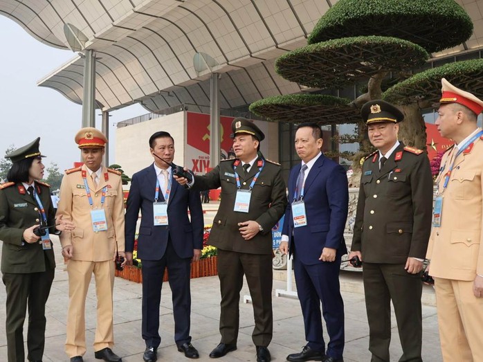 Diễn tập dẫn đo&agrave;n , xếp xe phục vụ Đại hội Đảng an to&agrave;n v&agrave; hiệu quả - Ảnh 1.