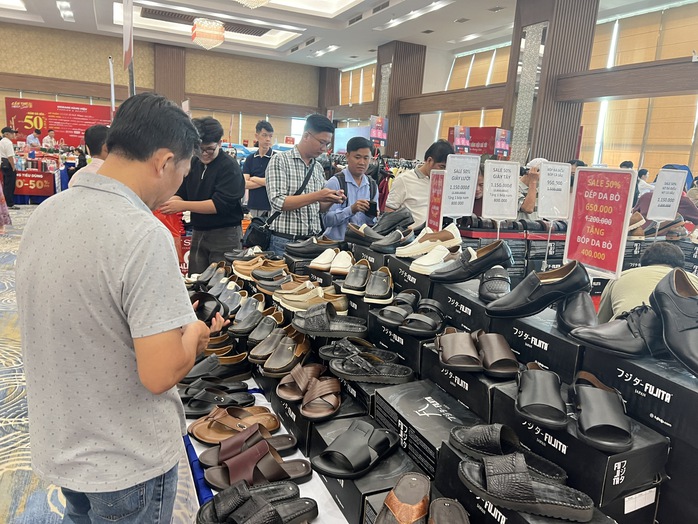 CLIP: Kh&aacute;ch h&agrave;ng tấp nập mua sắm h&agrave;ng hiệu giảm gi&aacute; lần đầu ti&ecirc;n tổ chức tại Cần Thơ - Ảnh 6.