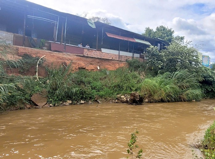 Sạt lở uy hiếp bu&ocirc;n l&agrave;ng - Ảnh 1.