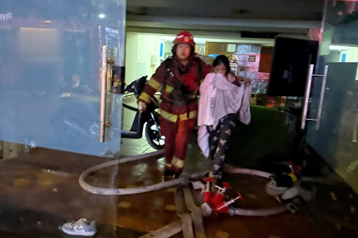 Ch&aacute;y nh&agrave; nghỉ An Ph&uacute; ở H&agrave; Đ&ocirc;ng l&uacute;c rạng s&aacute;ng , 7 người được giải cứu an to&agrave;n - Ảnh 2.