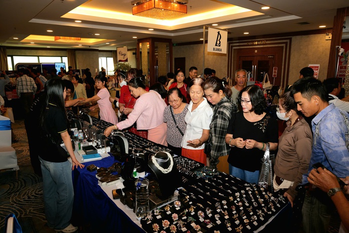 CLIP: Kh&aacute;ch h&agrave;ng tấp nập mua sắm h&agrave;ng hiệu giảm gi&aacute; lần đầu ti&ecirc;n tổ chức tại Cần Thơ - Ảnh 3.