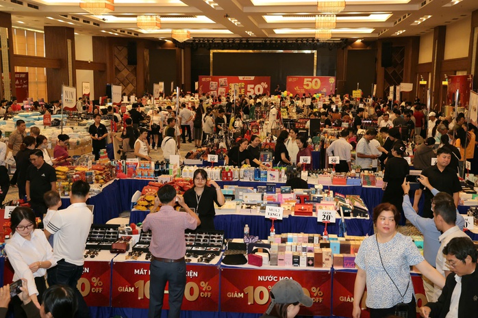 CLIP: Kh&aacute;ch h&agrave;ng tấp nập mua sắm h&agrave;ng hiệu giảm gi&aacute; lần đầu ti&ecirc;n tổ chức tại Cần Thơ - Ảnh 2.