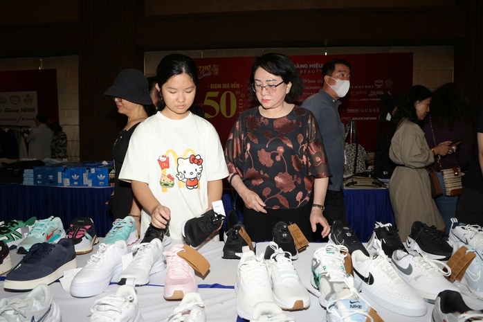 CLIP: Kh&aacute;ch h&agrave;ng tấp nập mua sắm h&agrave;ng hiệu giảm gi&aacute; lần đầu ti&ecirc;n tổ chức tại Cần Thơ - Ảnh 5.