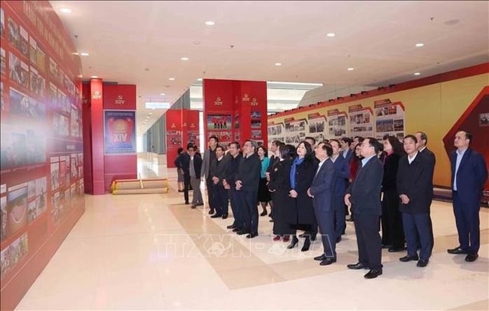 Trưng b&agrave;y ảnh "Dưới cờ Đảng - Đất nước tiến v&agrave;o kỷ nguy&ecirc;n mới" - Ảnh 3.