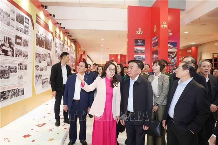 Trưng b&agrave;y ảnh "Dưới cờ Đảng - Đất nước tiến v&agrave;o kỷ nguy&ecirc;n mới" - Ảnh 2.