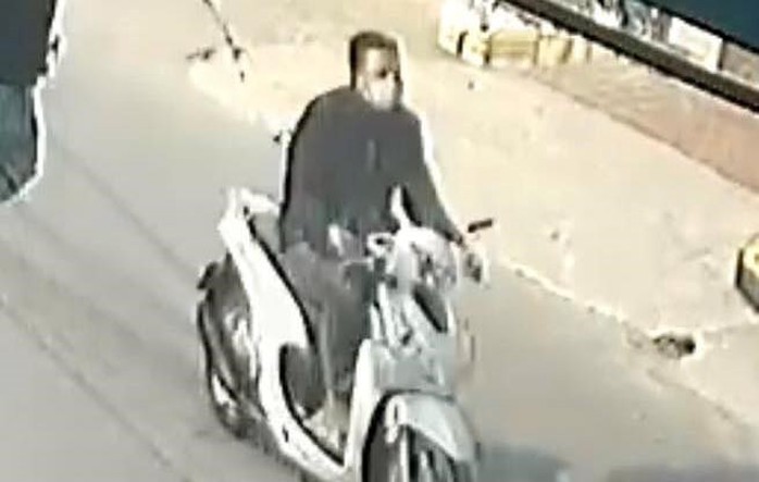 Vụ 2 người phụ nữ bị s&aacute;t hại: Nghi phạm vứt xe m&aacute;y b&ecirc;n đường bỏ trốn - Ảnh 2.