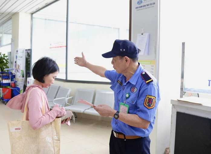 X&ocirc;n xao bảo vệ Bệnh viện K ph&aacute;t loa hướng dẫn người bệnh đến kh&aacute;m - Ảnh 1.
