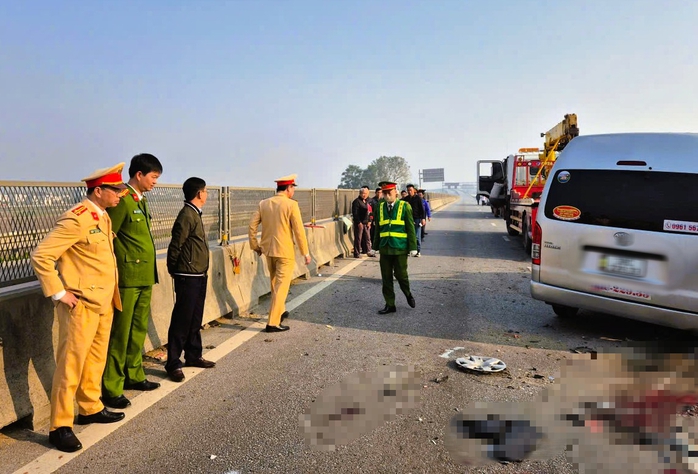 Hiện trường xe kh&aacute;ch gặp nạn tr&ecirc;n cao tốc khiến 4 người chết, 6 người bị thương - Ảnh 6.