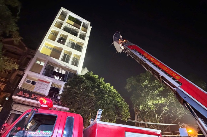 Ch&aacute;y nh&agrave; nghỉ An Ph&uacute; ở H&agrave; Đ&ocirc;ng l&uacute;c rạng s&aacute;ng , 7 người được giải cứu an to&agrave;n - Ảnh 1.