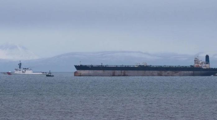 T&agrave;u chở dầu Nga bị Mỹ bắt giữ được ph&aacute;t hiện ở Anh - Ảnh 1.