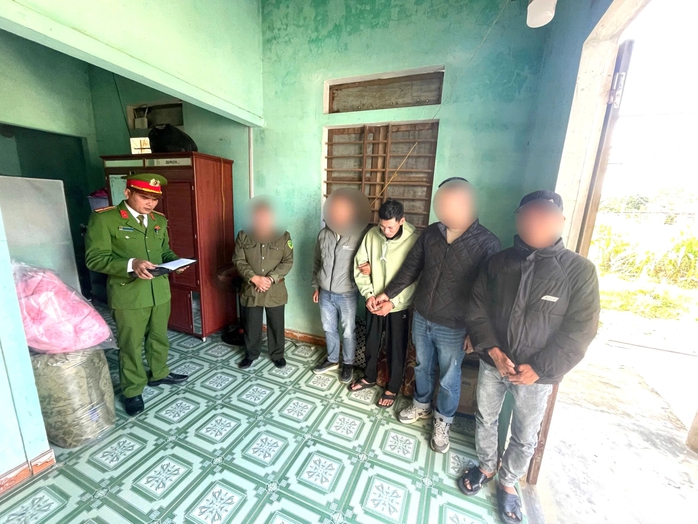 Quảng Trị: Phát hiện ổ cất giấu ma túy, bắt giữ 2 nghi phạm - Ảnh 2. Quảng Trị: Phát hiện ổ cất giấu ma túy, bắt giữ 2 nghi phạm - Ảnh 2.