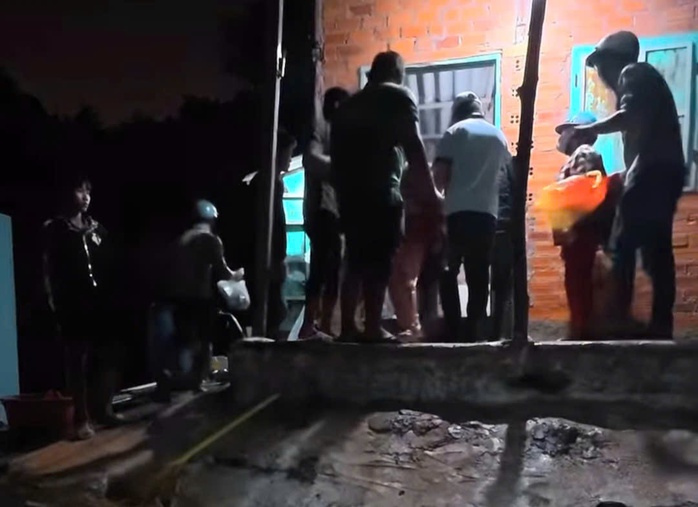 Người đ&agrave;n &ocirc;ng tử vong khi can ngăn ẩu đả trước nh&agrave; - Ảnh 1.