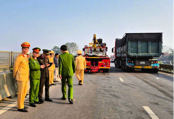 Hiện trường xe kh&aacute;ch gặp nạn tr&ecirc;n cao tốc khiến 4 người chết, 6 người bị thương - Ảnh 4.