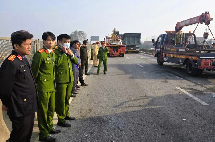Hiện trường xe kh&aacute;ch gặp nạn tr&ecirc;n cao tốc khiến 4 người chết, 6 người bị thương - Ảnh 2.