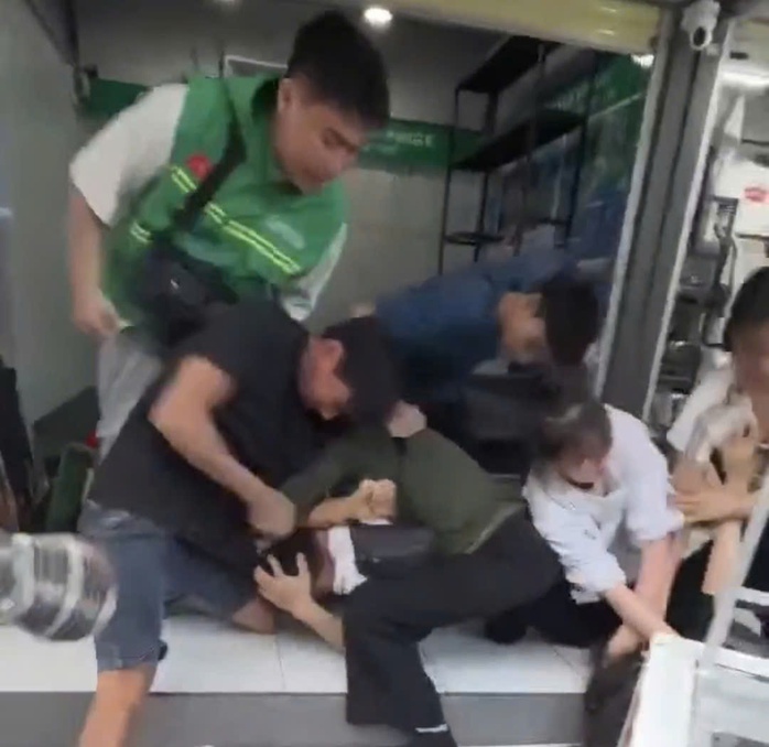 Vụ đ&aacute;nh nhau s&aacute;t UBND tỉnh Kh&aacute;nh H&ograve;a: X&aacute;c định tr&aacute;ch nhiệm quản l&yacute; c&aacute;c ki-ốt - Ảnh 1.