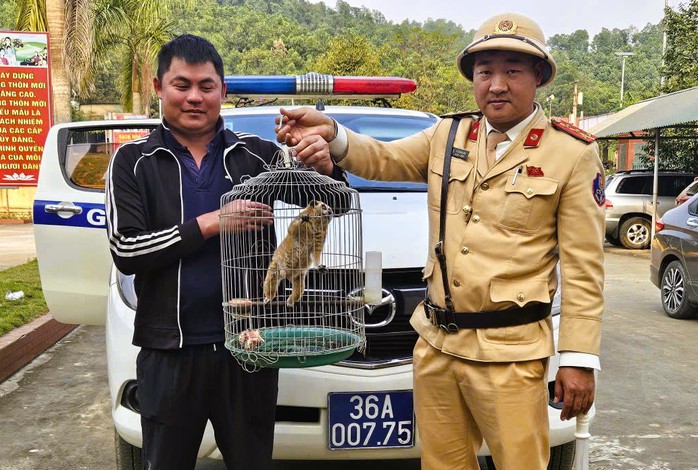 CSGT đang đi tuần, bất ngờ được người d&acirc;n giao nộp động vật qu&yacute; hiếm - Ảnh 1.