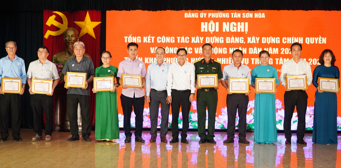 100% hồ sơ thủ tục h&agrave;nh ch&iacute;nh tại phường T&acirc;n Sơn H&ograve;a được giải quyết đ&uacute;ng hạn - Ảnh 2.