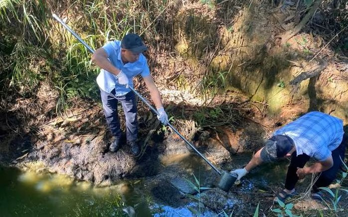 2 nhà máy chế biến tinh bột sắn xả thải trực tiếp ra sông - Ảnh 1.