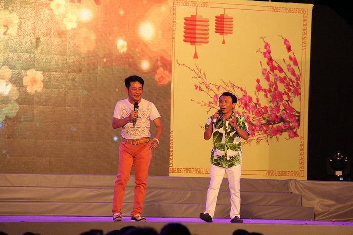 Nghệ sĩ Tấn Beo kh&oacute;c trong tiệc mừng tuổi 60 - Ảnh 3.