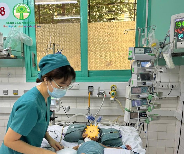Cuộc chạy đua sinh tử cứu b&eacute; 8kg vi&ecirc;m phổi nặng - Ảnh 1.
