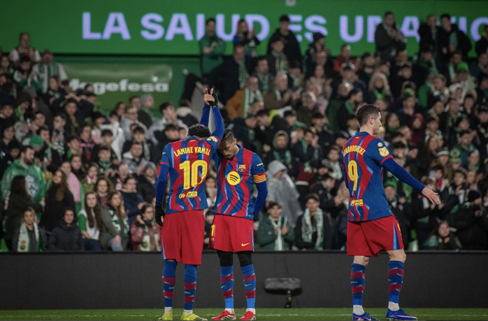 Barcelona vượt ải Racing Santander, thẳng tiến tứ kết C&uacute;p Nh&agrave; vua - Ảnh 4.