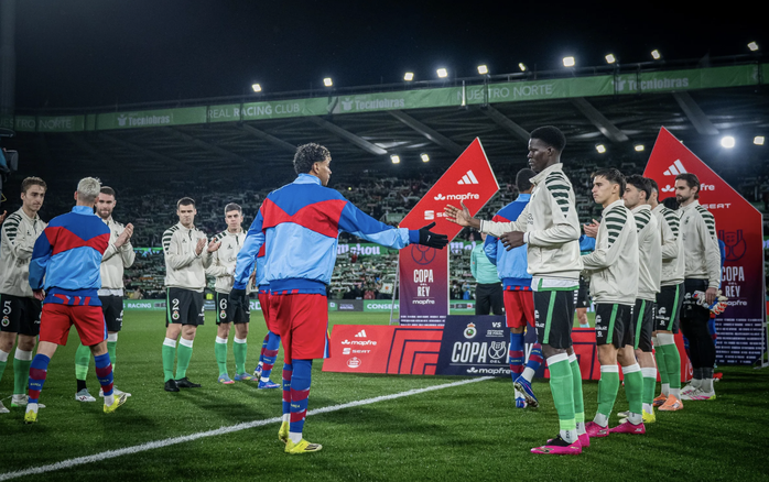 Barcelona vượt ải Racing Santander, thẳng tiến tứ kết C&uacute;p Nh&agrave; vua - Ảnh 1.