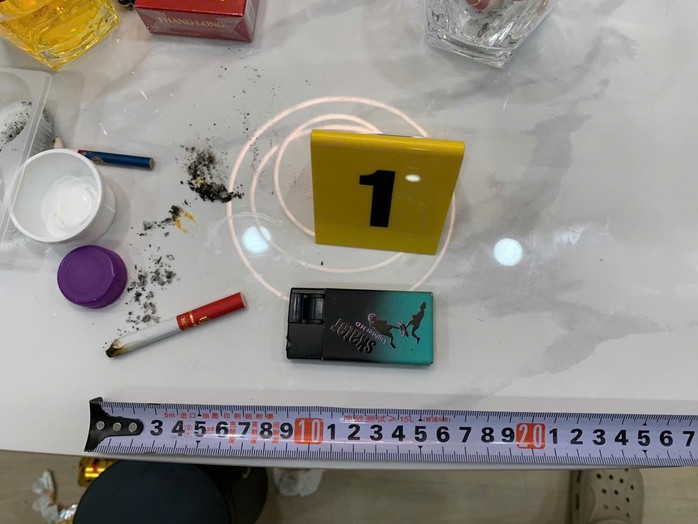 Kiểm tra căn hộ chung cư ph&aacute;t hiện mua b&aacute;n d&acirc;m v&agrave; sử dụng tr&aacute;i ph&eacute;p chất ma t&uacute;y - Ảnh 2.