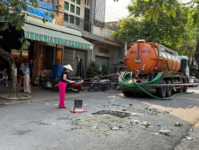 Thương t&acirc;m: Hai người tử vong dưới hố ga tại phường Ph&uacute; Mỹ , TPHCM - Ảnh 3.