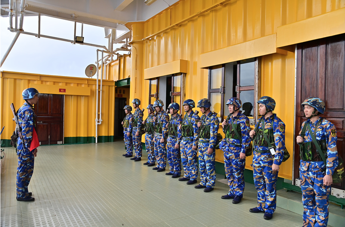 Giữa tr&ugrave;ng khơi, nh&agrave; gi&agrave;n DK1 hướng về Đại hội XIV của Đảng - Ảnh 2.