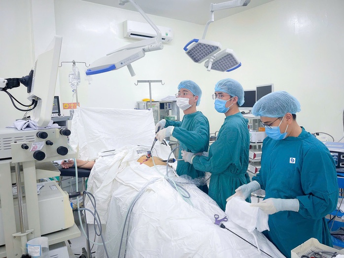 Nội soi &iacute;t x&acirc;m lấn gi&uacute;p bệnh nh&acirc;n 72 tuổi vượt qua ca &ldquo;sỏi chồng sỏi&rdquo; phức tạp - Ảnh 1.