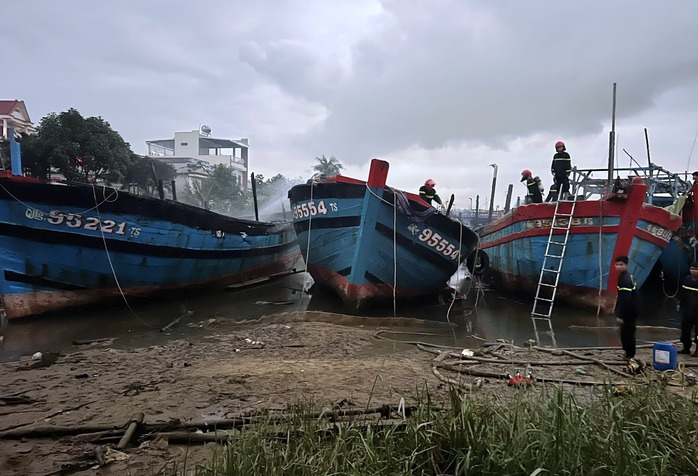 4 t&agrave;u c&aacute; đang neo đậu bất ngờ bốc ch&aacute;y dữ dội - Ảnh 1.