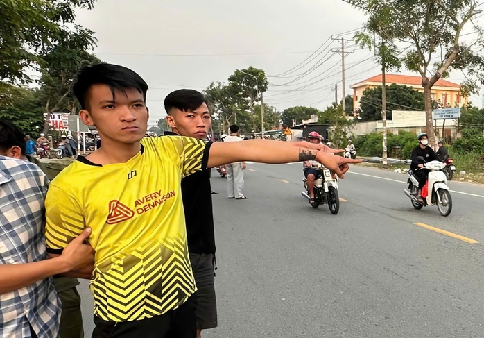 Bắt giữ 2 đối tượng cướp giật l&agrave;m 1 người tử vong tr&ecirc;n đường từ miền T&acirc;y về TPHCM - Ảnh 1.