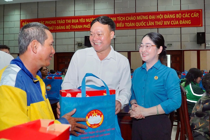 Tặng thẻ BHYT giúp đoàn viên, người lao động giảm bớt khó khăn khi khám chữa bệnh - Ảnh 5.